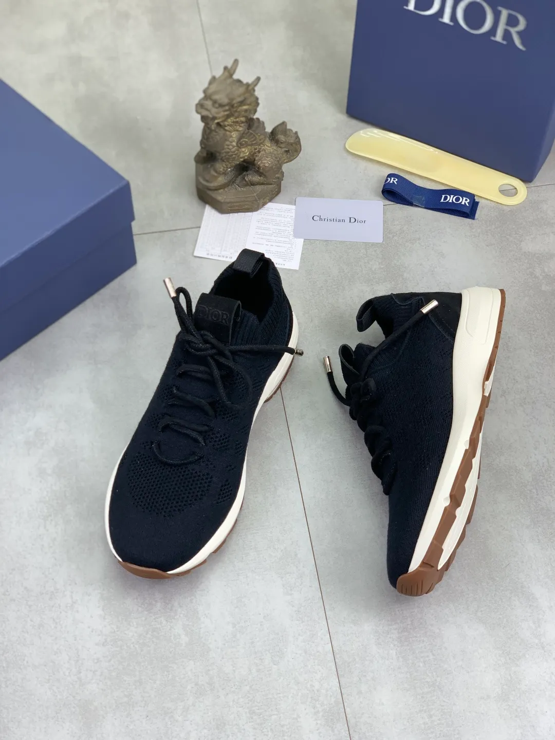 Men's men's shoes P400 new Dior Tech sneakers 2026 early spring series new products, with fashionable details, highlighting retro aesthetics. The fly-knit upper is spliced ​​with the sides of apricot transparent mesh fabric, and the leading edge of the upper window is laminated with high-frequency flat ironing and counter-pressure. The original craftsmanship is beautiful, comfortable and does not fall off. The interior is made of tonal sheep lining, which is soft and comfortable. The heel and tongue are embellished with the Paris logo. The textured TPU soles with the same tonal logo add to the high-end style.  Code number: 38-45 (46 customized)